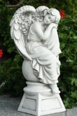 Casa Padrino Jugendstil Garten Deko Skulptur Engel auf Kugel und Sockel Weiß / Grau H. 42 cm - Elegante Garten Deko Stein Figur - Barock & Jugendstil Garten Deko Accessoires