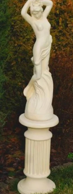 Casa Padrino Jugendstil Garten Deko Skulptur Frau auf Säule Sandfarben H. 161 cm - Elegante Garten Deko Stein Figur mit Säule - Barock & Jugendstil Garten Deko Accessoires