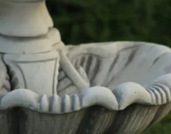Casa Padrino Jugendstil Gartenbrunnen Junge mit Muscheln Grau 43 x 37 x H. 118 cm - Eleganter Gartendeko Stein Brunnen - Barock & Jugendstil Garten Deko Accessoires