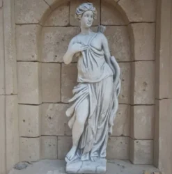 Casa Padrino Jugendstil Garten Deko Skulptur Frau mit Köcher Grau H. 141 cm - Elegante Garten Deko Stein Figur - Barock & Jugendstil Garten Deko Accessoires