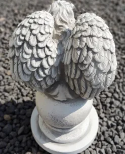 Casa Padrino Jugendstil Garten Deko Skulptur Engel auf Kugel Grau H. 39 cm - Elegante Garten Deko Stein Figur - Barock & Jugendstil Garten Deko Accessoires - Garten Deko Skulpturen