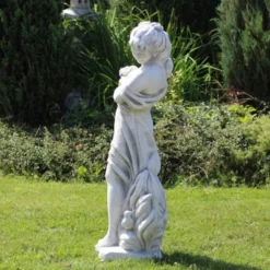 Casa Padrino Jugendstil Garten Deko Skulptur Dame mit Blumenstrauß Grau 31 x 31 x H. 122 cm - Elegante Garten Deko Stein Figur - Barock & Jugendstil Garten Deko Accessoires