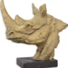 Casa Padrino Kunstharz Deko Skulptur mit Holzsockel Nashorn Kopf Beige / Schwarz 47,7 x 21,2 x H. 45,4 cm - Dekofigur - Schreibtisch Deko