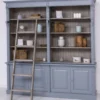 Casa Padrino Landhausstil Bücherschrank mit Leiter Hellblau / Grau 223 x 51 x H. 228 cm - Massivholz Schrank - Wohnzimmerschrank - Regalschrank - Büroschrank - Landhausstil Möbel