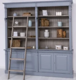 Casa Padrino Landhausstil Bücherschrank mit Leiter Hellblau / Grau 223 x 51 x H. 228 cm - Massivholz Schrank - Wohnzimmerschrank - Regalschrank - Büroschrank - Landhausstil Möbel