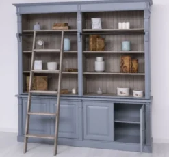 Casa Padrino Landhausstil Bücherschrank mit Leiter Hellblau / Grau 223 x 51 x H. 228 cm - Massivholz Schrank - Wohnzimmerschrank - Regalschrank - Büroschrank - Landhausstil Möbel