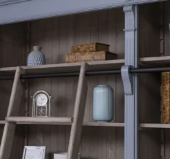 Casa Padrino Landhausstil Bücherschrank mit Leiter Hellblau / Grau 223 x 51 x H. 228 cm - Massivholz Schrank - Wohnzimmerschrank - Regalschrank - Büroschrank - Landhausstil Möbel