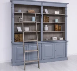 Casa Padrino Landhausstil Bücherschrank mit Leiter Hellblau / Grau 223 x 51 x H. 228 cm - Massivholz Schrank - Wohnzimmerschrank - Regalschrank - Büroschrank - Landhausstil Möbel