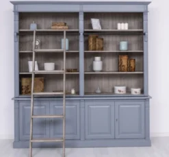 Casa Padrino Landhausstil Bücherschrank mit Leiter Hellblau / Grau 223 x 51 x H. 228 cm - Massivholz Schrank - Wohnzimmerschrank - Regalschrank - Büroschrank - Landhausstil Möbel