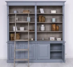 Casa Padrino Landhausstil Bücherschrank mit Leiter Hellblau / Grau 223 x 51 x H. 228 cm - Massivholz Schrank - Wohnzimmerschrank - Regalschrank - Büroschrank - Landhausstil Möbel