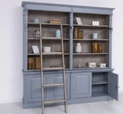 Casa Padrino Landhausstil Bücherschrank mit Leiter Hellblau / Grau 223 x 51 x H. 228 cm - Massivholz Schrank - Wohnzimmerschrank - Regalschrank - Büroschrank - Landhausstil Möbel
