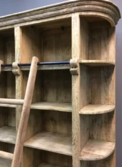 Casa Padrino Landhausstil Bücherschrank mit Leiter Naturfarben 200 x 42 x H. 230 cm - Massivholz Schrank - Regalschrank - Wohnzimmerschrank - Büroschrank - Landhausstil Möbel