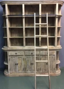 Casa Padrino Landhausstil Bücherschrank mit Leiter Naturfarben 200 x 42 x H. 230 cm - Massivholz Schrank - Regalschrank - Wohnzimmerschrank - Büroschrank - Landhausstil Möbel