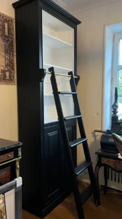 Casa Padrino Landhausstil Bücherschrank mit Leiter Schwarz / Weiß H. 260 cm - Landhausstil Möbel