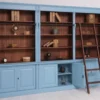 Casa Padrino Landhausstil Bücherschrank mit Leiter Hellblau / Dunkelbraun 223 x 51 x H. 228 cm - Massivholz Schrank - Wohnzimmerschrank - Regalschrank - Büroschrank - Landhausstil Möbel