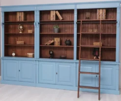 Casa Padrino Landhausstil Bücherschrank mit Leiter Hellblau / Dunkelbraun 223 x 51 x H. 228 cm - Massivholz Schrank - Wohnzimmerschrank - Regalschrank - Büroschrank - Landhausstil Möbel