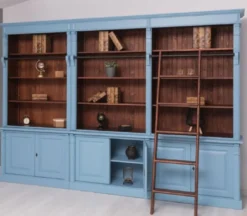 Casa Padrino Landhausstil Bücherschrank mit Leiter Hellblau / Dunkelbraun 223 x 51 x H. 228 cm - Massivholz Schrank - Wohnzimmerschrank - Regalschrank - Büroschrank - Landhausstil Möbel