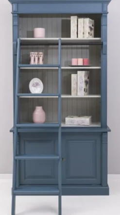 Casa Padrino Landhausstil Bücherschrank mit Leiter Blau / Grau 120 x 51 x H. 228 cm - Massivholz Schrank - Regalschrank - Wohnzimmerschrank - Büroschrank - Landhausstil Möbel