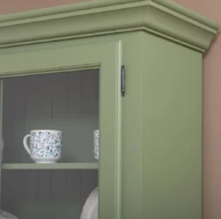 Casa Padrino Landhausstil Esszimmerschrank Grün 126 x 45 x H. 200 cm - Massivholz Küchenschrank - Esszimmermöbel im Landhausstil - Landhausstil Einrichtung - Esszimmer Einrichtung