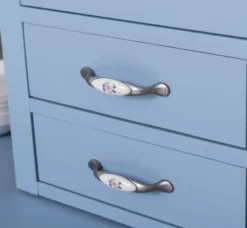 Casa Padrino Landhausstil Esszimmerschrank Hellblau / Grau 137 x 50 x H. 197 cm - Massivholz Küchenschrank - Esszimmer Möbel im Landhausstil - Landhausstil Esszimmer Einrichtung