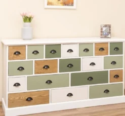 Casa Padrino Landhausstil Kommode Weiß / Grün / Naturfarben 180 x 48 x H. 95 cm - Massivholz Schrank mit 19 Schubladen - Landhausstil Möbel - Möbel im Landhausstil - Landhausstil Einrichtung
