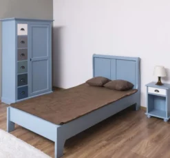 Casa Padrino Landhausstil Massivholz Kinderzimmer Möbel Set Hellblau / Weiß / Mehrfarbig - 1 Einzelbett & 1 Kleiderschrank & 1 Nachttisch - Landhausstil Möbel