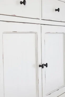 Casa Padrino Landhausstil Schrank Antik Weiß 111,4 x 42,5 x H. 203 cm - Landhausstil Esszimmerschrank mit 4 Türen und 2 Schubladen - Landhausstil Vitrine - Landhausstil Esszimmer Möbel