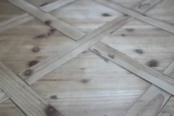Casa Padrino Landhausstil Truhe Naturfarben 100 x 48 x H. 40 cm - Handgefertigte Holztruhe in Parkettoptik