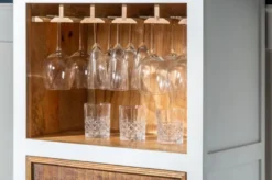 Casa Padrino Landhausstil Weinschrank Weiß / Naturfarben 72 x 40 x H. 196 cm - Handgefertigter Massivholz Barschrank - Barmöbel im Landhausstil