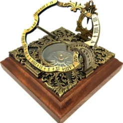 Casa Padrino Luxus Antik Stil Sonnenuhr Gold / Braun 10 x 10 x H. 10 cm - Messing Tischsonnenuhr mit Holzsockel - Luxus Deko Accessoires - Antik Stil Deko Accessoires