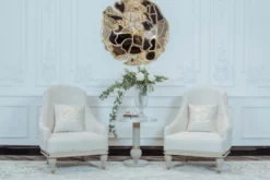 Casa Padrino Luxus Art Deco Beistelltisch Grau / Weiß / Gold Ø 50 x H. 58 cm - Prunkvoller Tisch mit Kunstmarmor Tischplatte - Art Deco Wohnzimmer Möbel - Luxus Kollektion