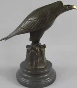 Casa Padrino Luxus Art Deco Bronze Figur Adler auf Felsen mit Marmorsockel Bronze / Gold / Schwarz 12 x 22 x H. 21 cm - Bronze Skulptur - Deko Figur - Deko Accessoires