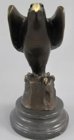 Casa Padrino Luxus Art Deco Bronze Figur Adler auf Felsen mit Marmorsockel Bronze / Gold / Schwarz 12 x 22 x H. 21 cm - Bronze Skulptur - Deko Figur - Deko Accessoires