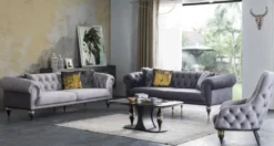 Casa Padrino Luxus Art Deco Chesterfield Wohnzimmer Sofa Hellgrau / Schwarz / Messingfarben 230 x 100 x H. 82 cm - Luxus Möbel