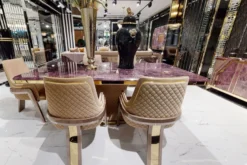 Casa Padrino Luxus Art Deco Esstisch Lila / Beige / Gold - Handgefertigter Massivholz Küchentisch mit Tischplatte in Marmoroptik - Art Deco Esszimmer Möbel
