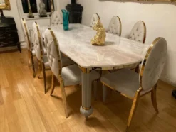 Casa Padrino Luxus Art Deco Esszimmer Set Weiß / Grau / Gold - 1 Art Deco Esstisch mit Kunstmarmor Tischplatte & 8 Art Deco Esszimmerstühle - Prunkvolle Art Deco Esszimmer Möbel - Luxus Qualität