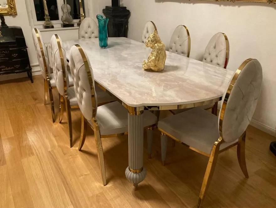 Casa Padrino Luxus Art Deco Esszimmer Set Weiß / Grau / Gold - 1 Art Deco Esstisch mit Kunstmarmor Tischplatte & 8 Art Deco Esszimmerstühle - Prunkvolle Art Deco Esszimmer Möbel - Luxus Qualität