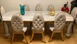 Casa Padrino Luxus Art Deco Esszimmer Set Weiß / Grau / Gold - 1 Art Deco Esstisch mit Kunstmarmor Tischplatte & 8 Art Deco Esszimmerstühle - Prunkvolle Art Deco Esszimmer Möbel - Luxus Qualität