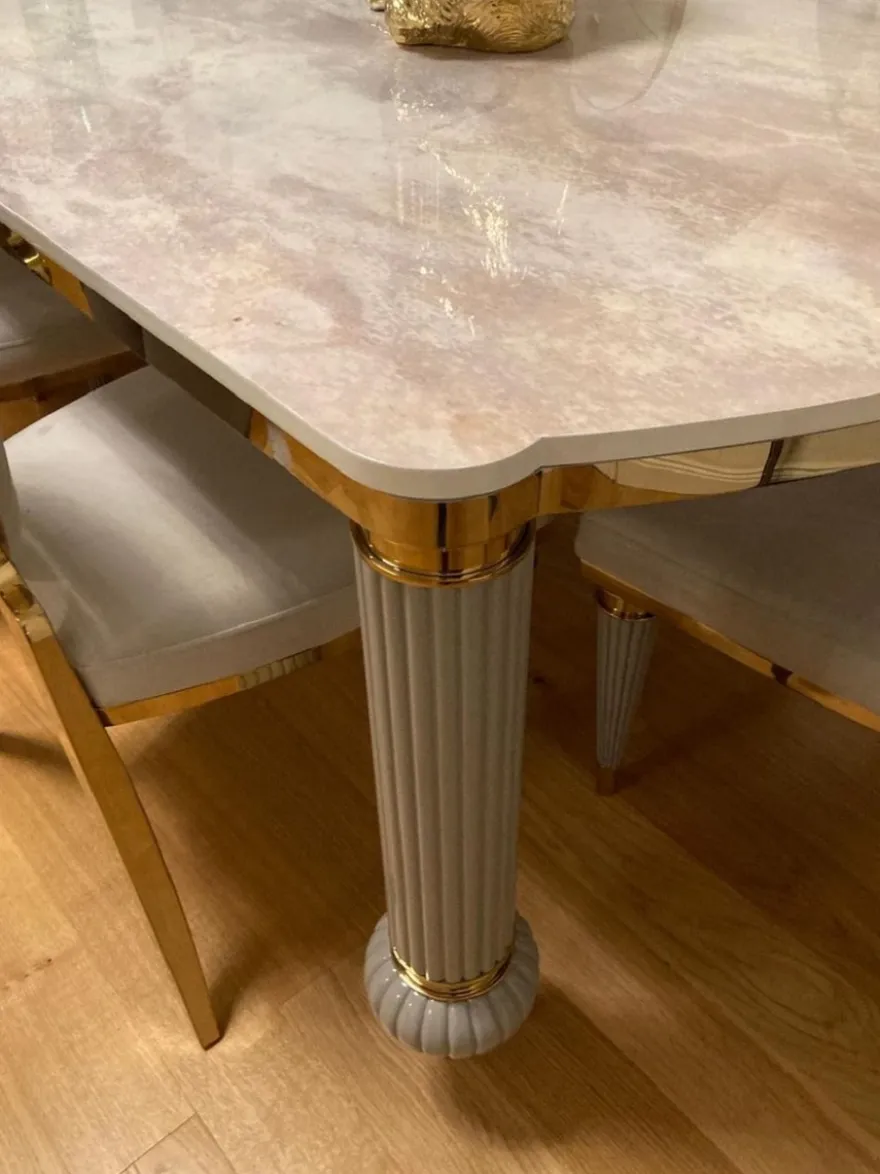 Casa Padrino Luxus Art Deco Esszimmer Set Weiß / Grau / Gold - 1 Art Deco Esstisch mit Kunstmarmor Tischplatte & 8 Art Deco Esszimmerstühle - Prunkvolle Art Deco Esszimmer Möbel - Luxus Qualität