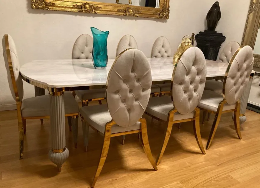Casa Padrino Luxus Art Deco Esszimmer Set Weiß / Grau / Gold - 1 Art Deco Esstisch mit Kunstmarmor Tischplatte & 8 Art Deco Esszimmerstühle - Prunkvolle Art Deco Esszimmer Möbel - Luxus Qualität