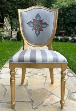Casa Padrino Luxus Art Deco Esszimmer Stuhl mit Design und Streifen Grau / Weiß / Mehrfarbig / Gold - Eleganter Massivholz Stuhl - Art Deco Esszimmer Möbel