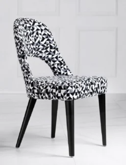 Casa Padrino Luxus Art Deco Esszimmer Stuhl Weiß / Grau / Schwarz 49 x 61 x H. 89 cm - Art Deco Küchenstuhl mit Muster - Esszimmer Möbel - Luxus Möbel - Art Deco Möbel - Luxus Einrichtung