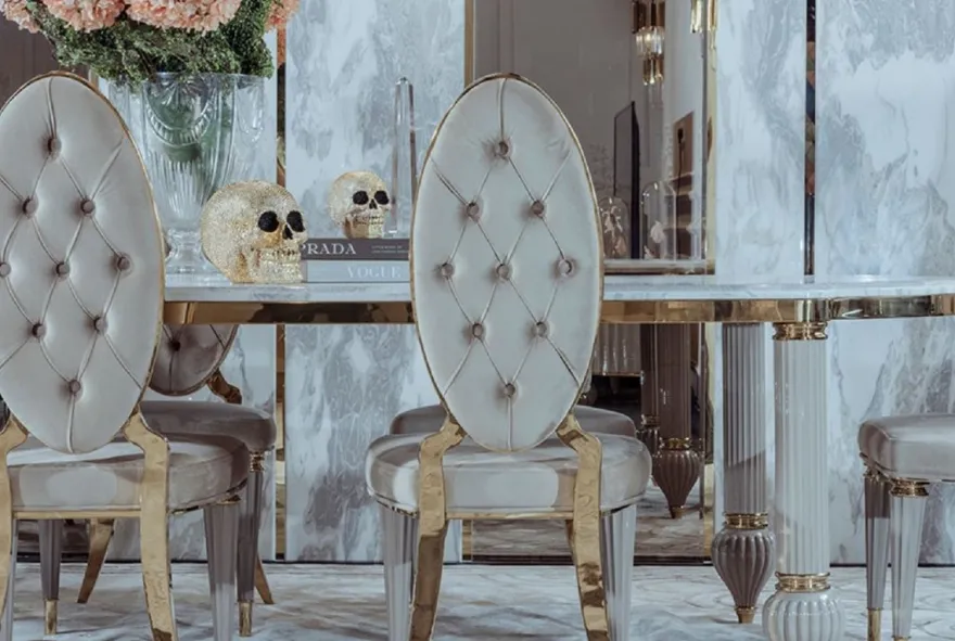 Casa Padrino Luxus Art Deco Esszimmer Set Grau / Weiß / Gold - 1 Art Deco Esstisch mit Kunstmarmor Tischplatte & 8 Art Deco Esszimmerstühle - Prunkvolle Art Deco Esszimmer Möbel - Luxus Qualität