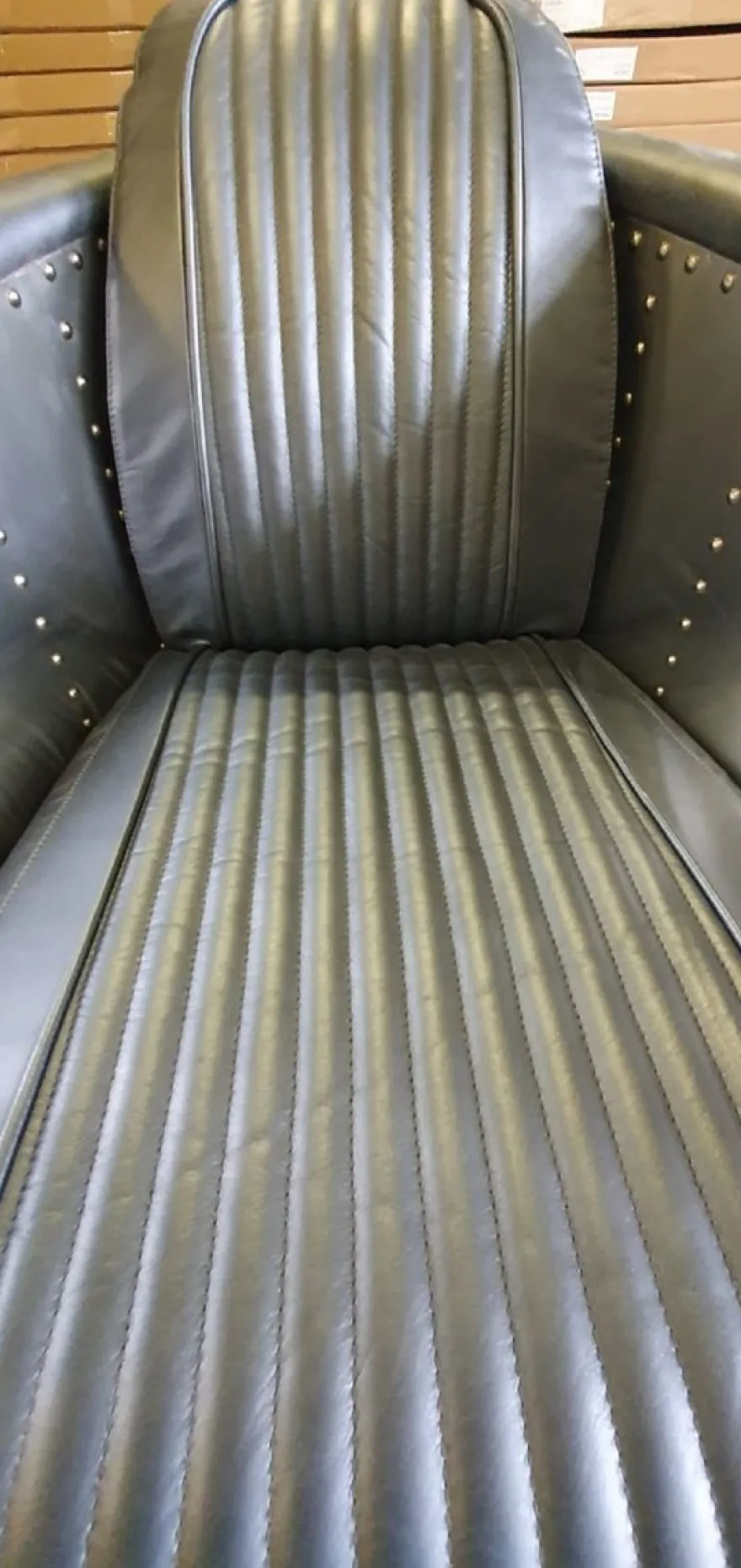 Casa Padrino Luxus Art Deco Leder Sessel Grau / Silber 69 x 70 x H. 82 cm - Aluminium Wohnzimmer Sessel mit hochwertigem Echtleder - Flugzeug Flieger Echtleder Möbel - Luxus Möbel