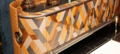 Casa Padrino Luxus Art Deco Möbel Set Mehrfarbig / Braun / Grau / Gold - 1 Luxus Art Deco Sideboard mit 4 Türen & 1 Luxus Art Deco Spiegel - Luxus Art Deco Möbel