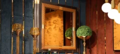 Casa Padrino Luxus Art Deco Möbel Set Mehrfarbig / Braun / Grau / Gold - 1 Luxus Art Deco Sideboard mit 4 Türen & 1 Luxus Art Deco Spiegel - Luxus Art Deco Möbel