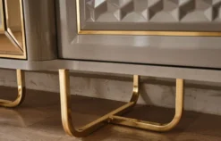 Casa Padrino Luxus Art Deco Möbel Set Grau / Gold - 1 Luxus Art Deco Sideboard mit 4 Türen & 1 Luxus Art Deco Spiegel - Art Deco Möbel - Luxus Möbel - Luxus Einrichtung - Art Deco Einrichtung