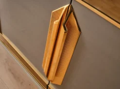 Casa Padrino Luxus Art Deco Möbel Set Grau / Gold - 1 Luxus Art Deco Sideboard mit 4 Türen & 1 Luxus Art Deco Spiegel - Art Deco Möbel - Luxus Möbel - Luxus Einrichtung - Art Deco Einrichtung