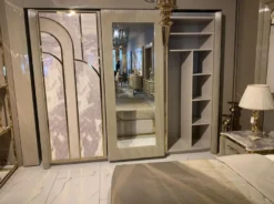 Casa Padrino Luxus Art Deco Schlafzimmerschrank Grau / Weiß / Gold 270 x H. 230 cm - Verspiegelter Kleiderschrank mit 3 Schiebetüren - Art Deco Schlafzimmer & Hotel Möbel - Luxus Kollektion