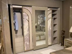 Casa Padrino Luxus Art Deco Schlafzimmerschrank Grau / Weiß / Gold 270 x H. 230 cm - Verspiegelter Kleiderschrank mit 3 Schiebetüren - Art Deco Schlafzimmer & Hotel Möbel - Luxus Kollektion